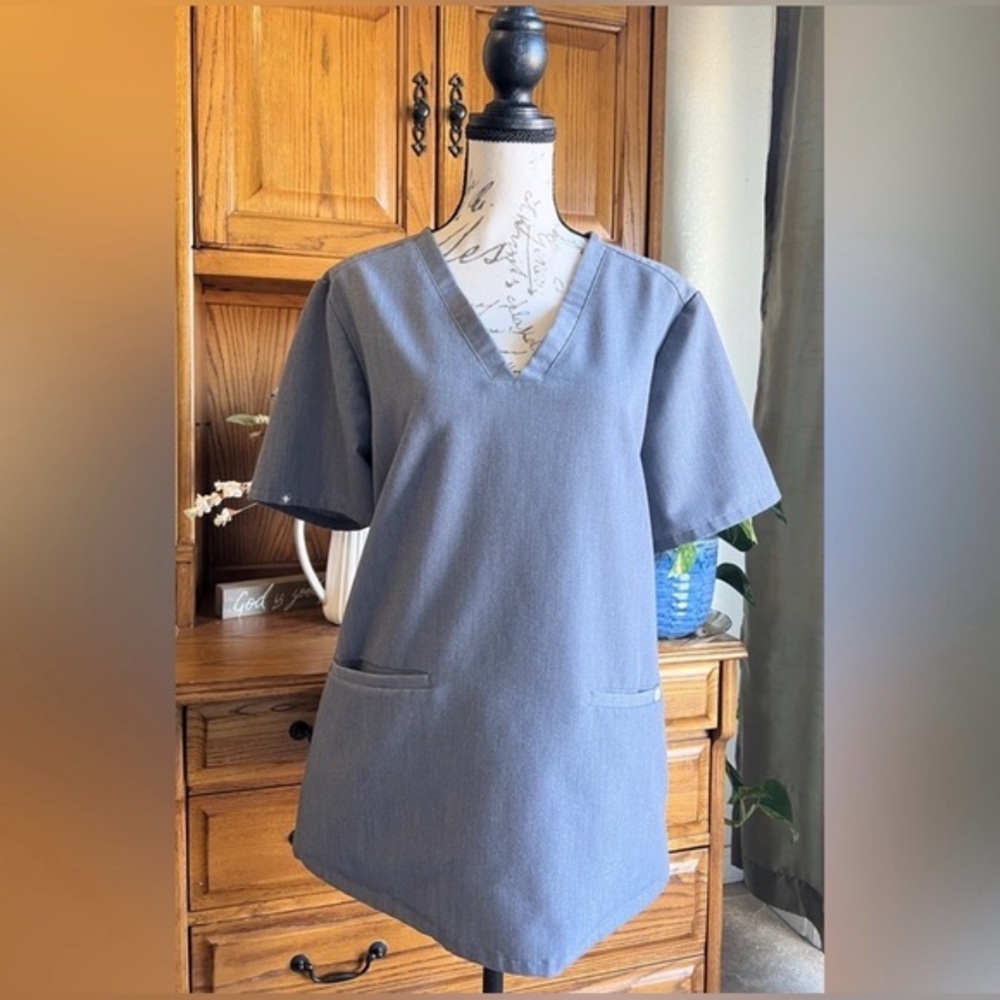 FIGS Technical Collection Womens XL Heather Grey V-Neck 3-Pocket‎ Scrub Top